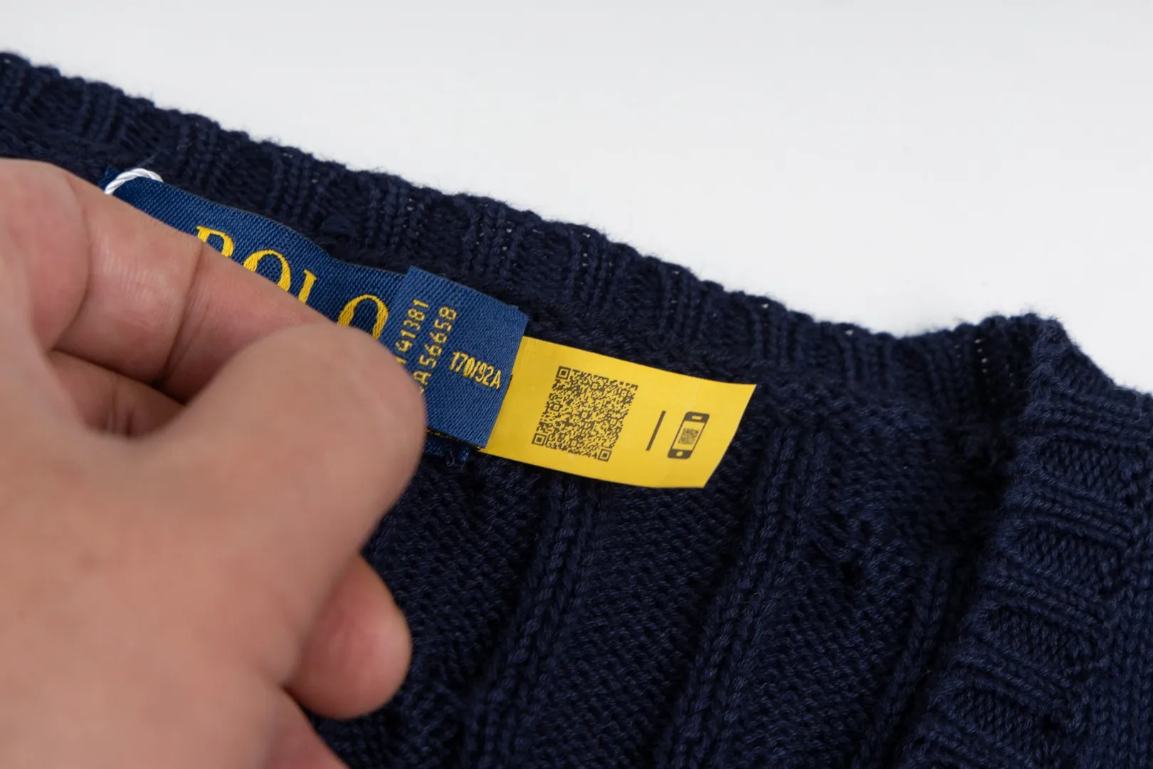 P210 #R90 RALPH LAUREN Thirteen colors of Ralph Lauren classic small label embroidery V-neck pullover cable cardigan sweater women's top, high-density LOGO embroidery on the chest, original customization of tag accessories. Made of pure cotton yarn, pure cotton is skin-friendly and comfortable, small label war horse embroidered twist button V-neck sweater🐎High quality, follow the blogger to learn how to wear it! Let’s buy a Ralph Lauren cable sweater. It’s a super hard-to-find series after it became popular. It’s hard to find one on the official website. It’s simple and practical to wear, with a lazy and loose feel. The thickened fabric has more texture, feels soft and delicate, and has a loose fit. Whether worn alone or layered, you can wear different styles of fashion with just one piece!   Size： Sleeve length: 60/61/62/63